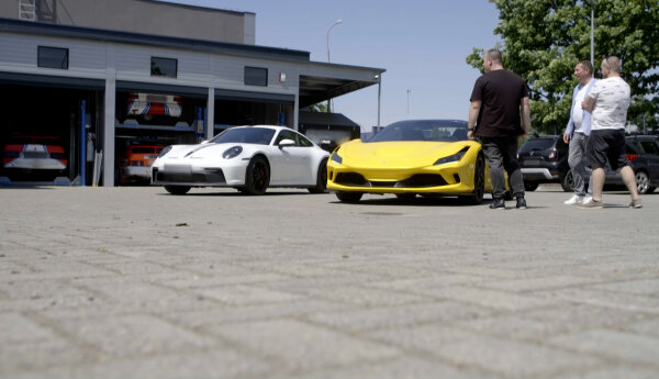 Samochód dla młodzieży i Porsche z Lichtensteinu